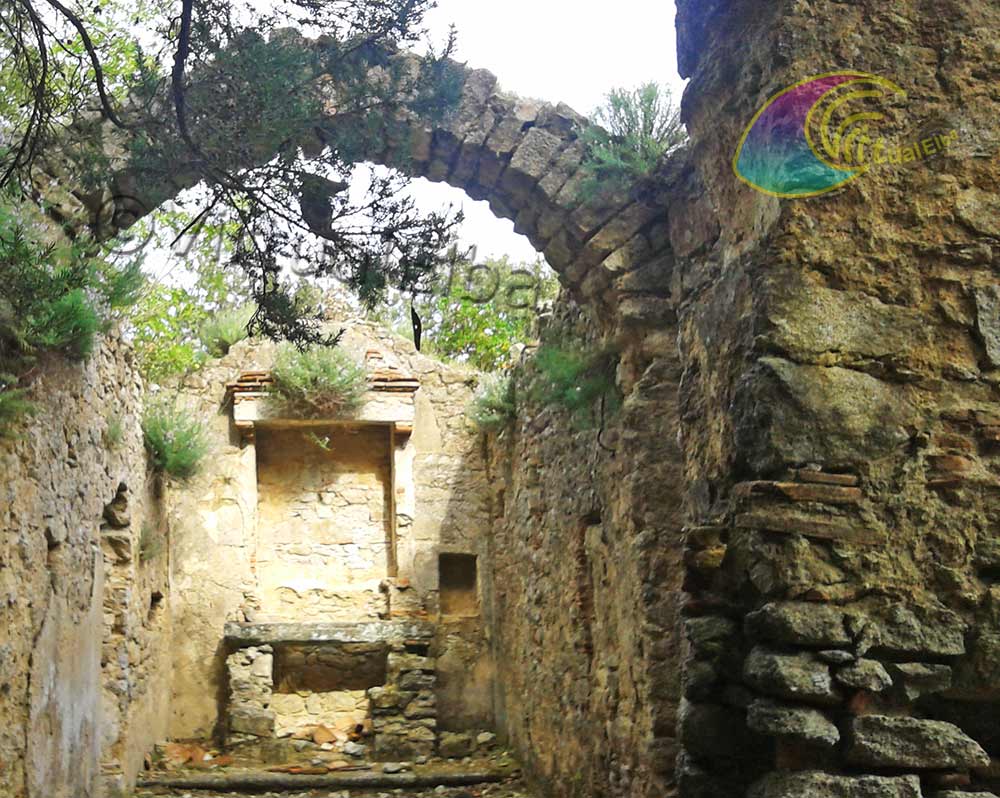 Interior de la iglesia y el arco que sostenía el techo del Romitorio di San François Xavier