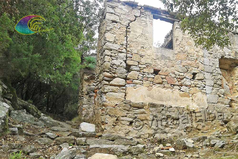 Detalles de los muros exteriores de la Ermita de San François Xavier