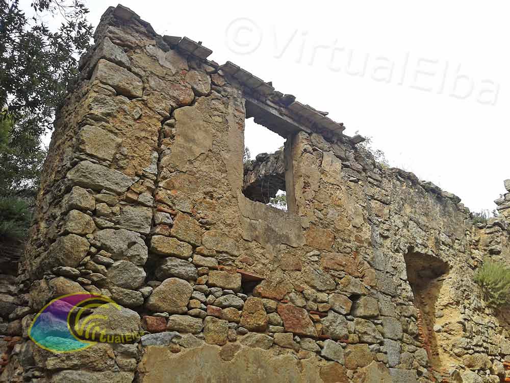 Detalles de los muros exteriores de la Ermita de San François Xavier