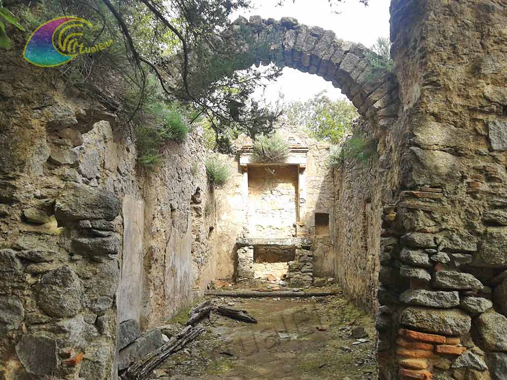 Interior de la iglesia y el arco que sostenía el techo del Romitorio di San François Xavier