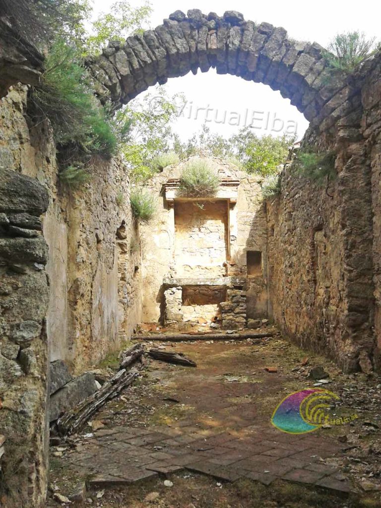 Interior de la iglesia y el arco que sostenía el techo del Romitorio di San François Xavier