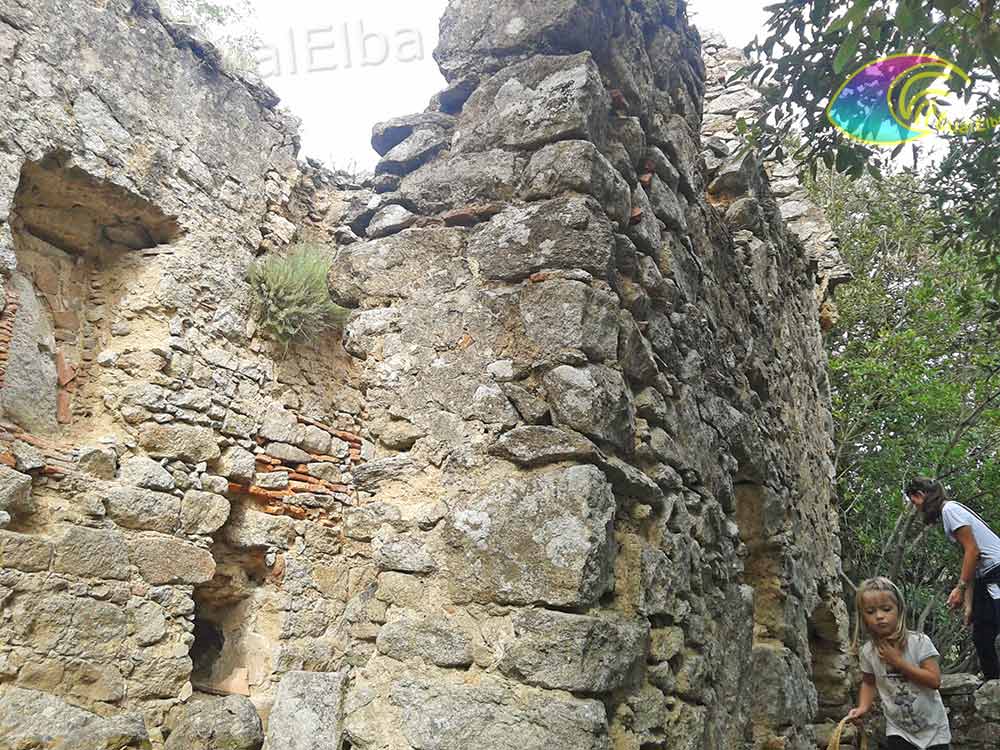 Detalles de los muros exteriores de la Ermita de San François Xavier