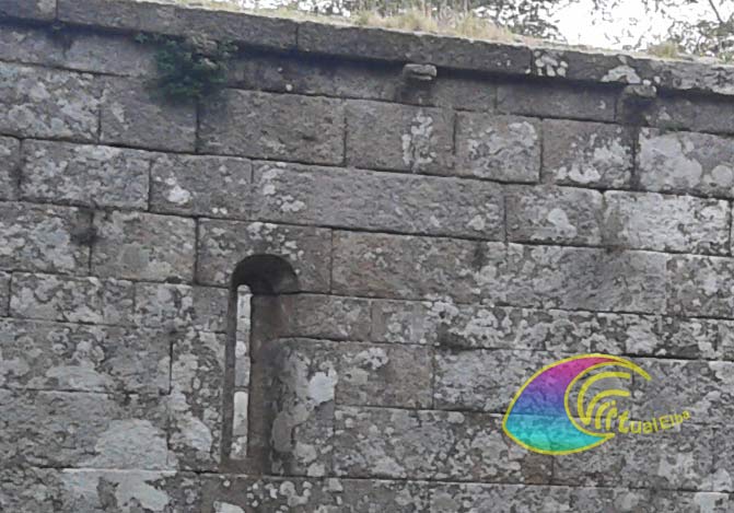 Las estrechas ventanas de una lanceta iluminan el interior de la iglesia parroquial de San Giovanni