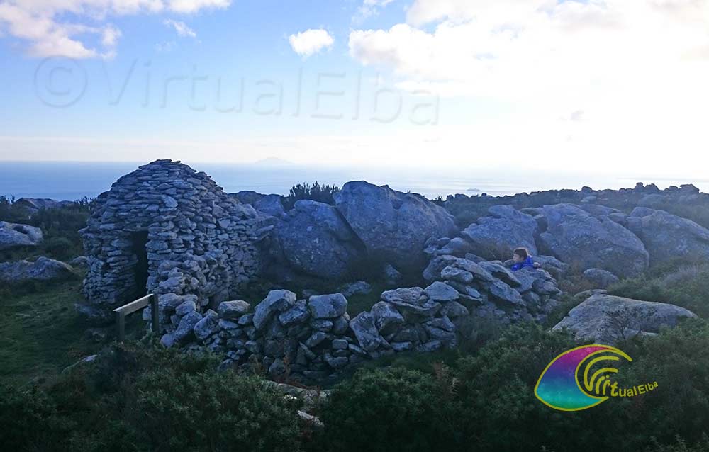 Caprile Collaccio Basso y Montecristo al fondo