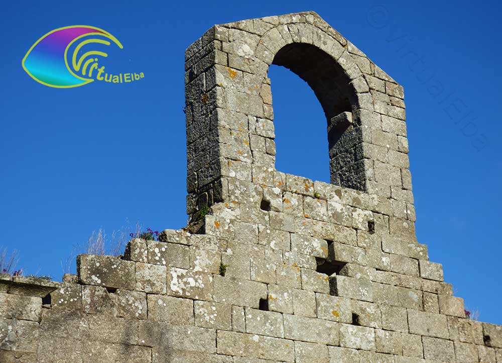 Campanario de la iglesia románica