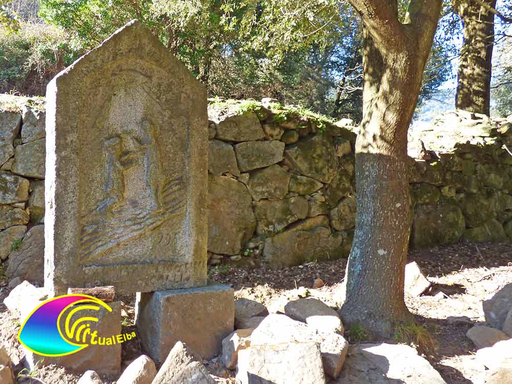 Losa esculpida que representa el bautismo de la iglesia románica de San Giovanni.
