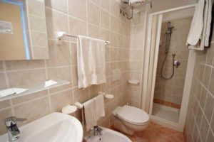 Establecimiento de baño Hotel Anselmi Marciana Marina