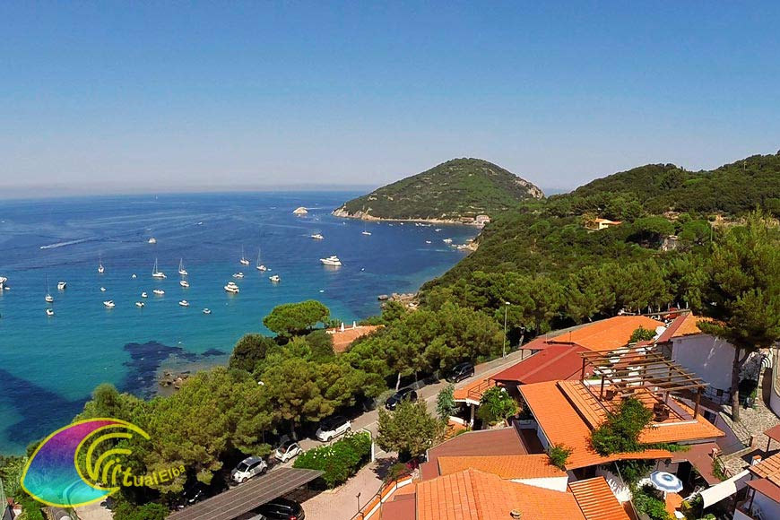 Hotel Paradiso y la bahía de Viticcio Enfola