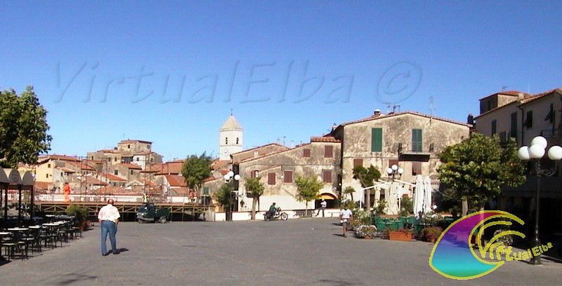 La plaza con una hermosa vista en el centro de Capoliveri y a menudo escenario de conciertos.