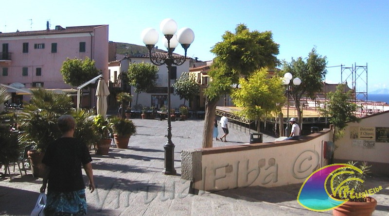 La Piazza con bella vista al centro di Capoliveri e spesso teatro di concerti