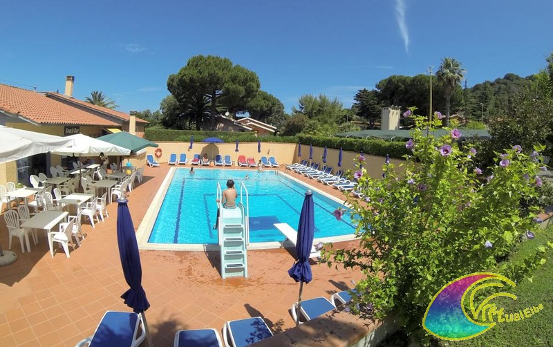 Piscina de la residencia Alithai