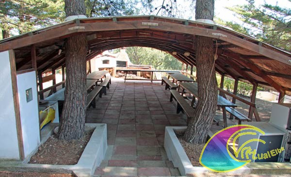 La comoda tettoia con tavoli per le grigliate