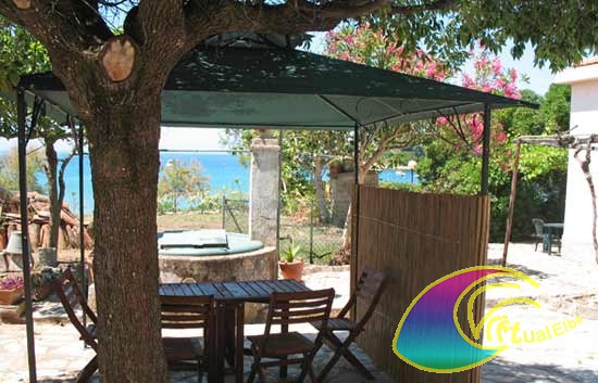 Tavolo con spazio esterno appartamento piano terra