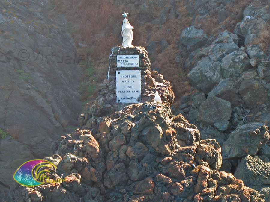 La Virgen colocada sobre las rocas de Punta della Crocetta (salida del puerto) para proteger a los marineros