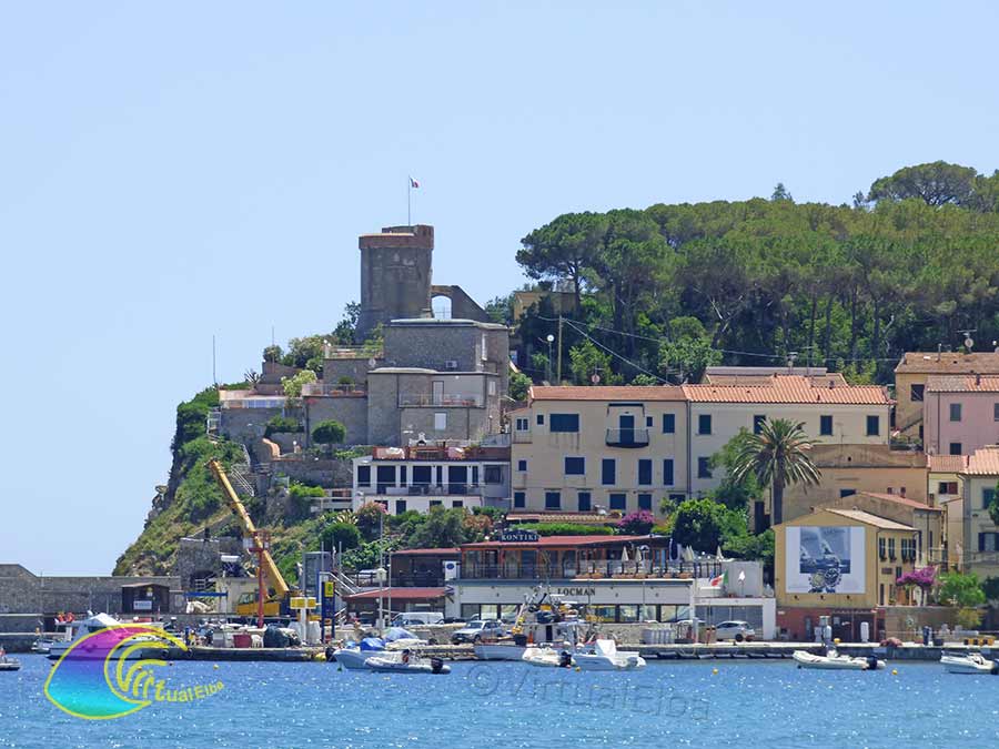 La torre pisana sobre el puerto