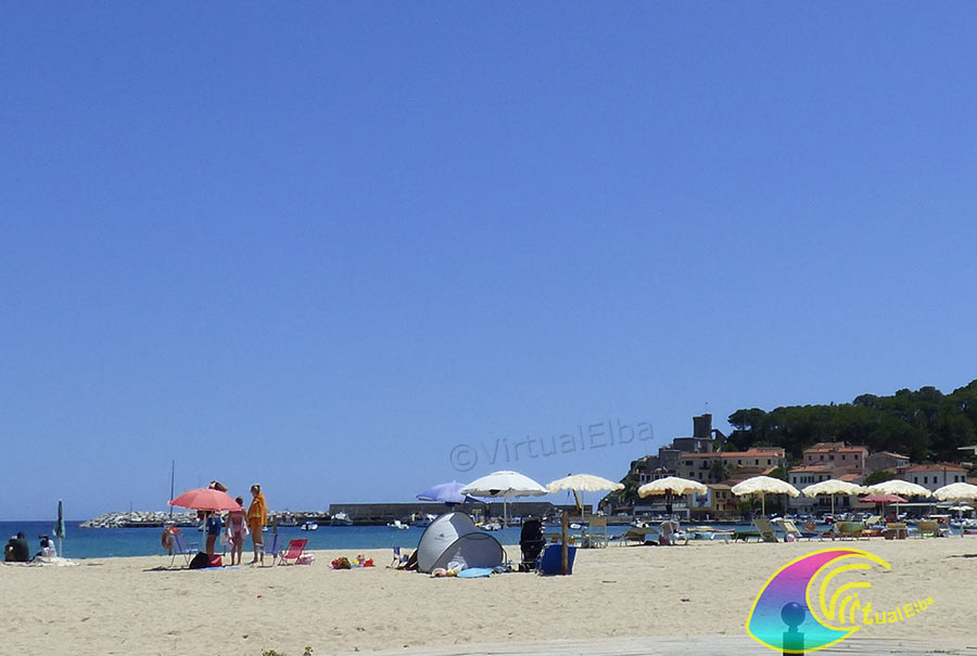 Playa de Marina di Campo, el pueblo y la torre pisana a la entrada del puerto