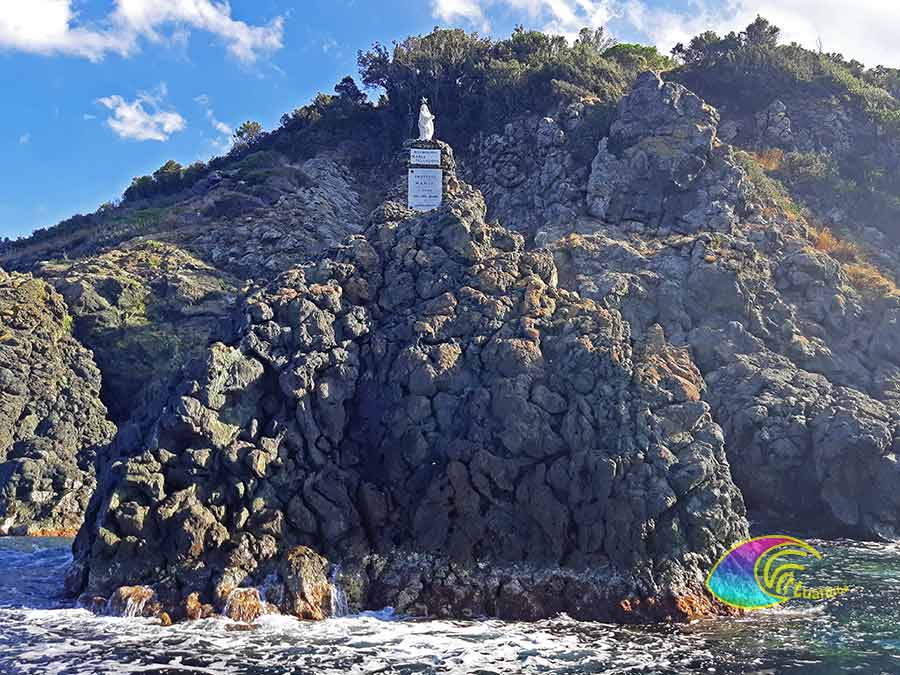 La Virgen colocada sobre las rocas de Punta della Crocetta (salida del puerto) pidiendo la protección de los niños del mar