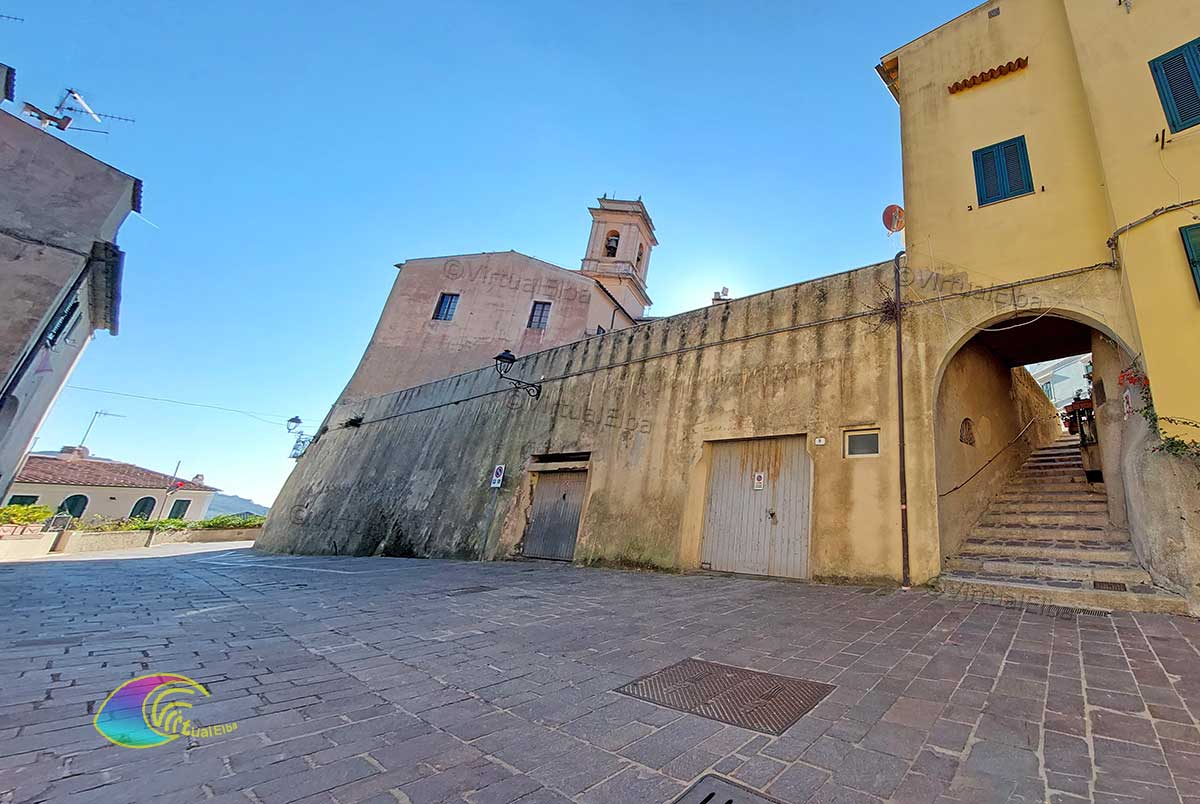 Le Mura della Fortezza Chiesa San Giacomo - Rio nell'Elba - Via principale e viuzza