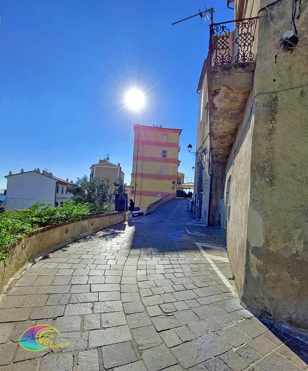 Via che conduce nella piazza di Rio nell'Elba