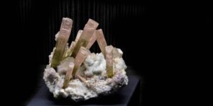 L'elbaite è una varietà di tormalina, che a seconda della composizione chimica assume colori differenti. Il minerale prende il suo nome dall'isola d'Elba.