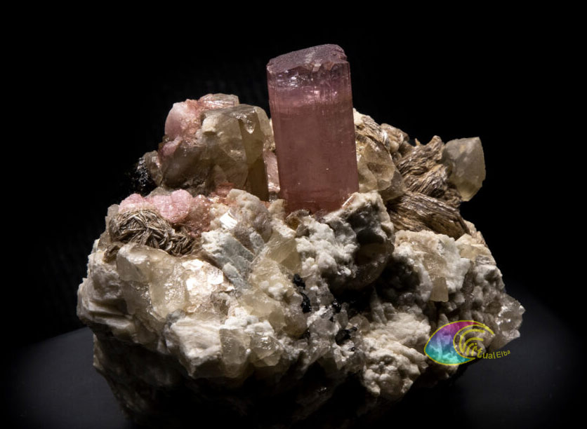 Elbaite es una variedad de turmalina, que toma diferentes colores dependiendo de la composición química.  El mineral toma su nombre de la isla de Elba.