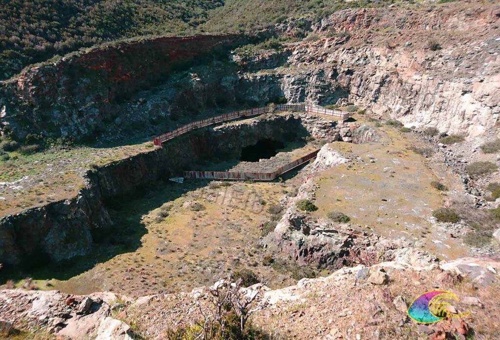 El agujero desde el exterior se formó después del colapso de la mina Ginevro en Calamita Capoliveri - Parque Minero de la Isla de Elba