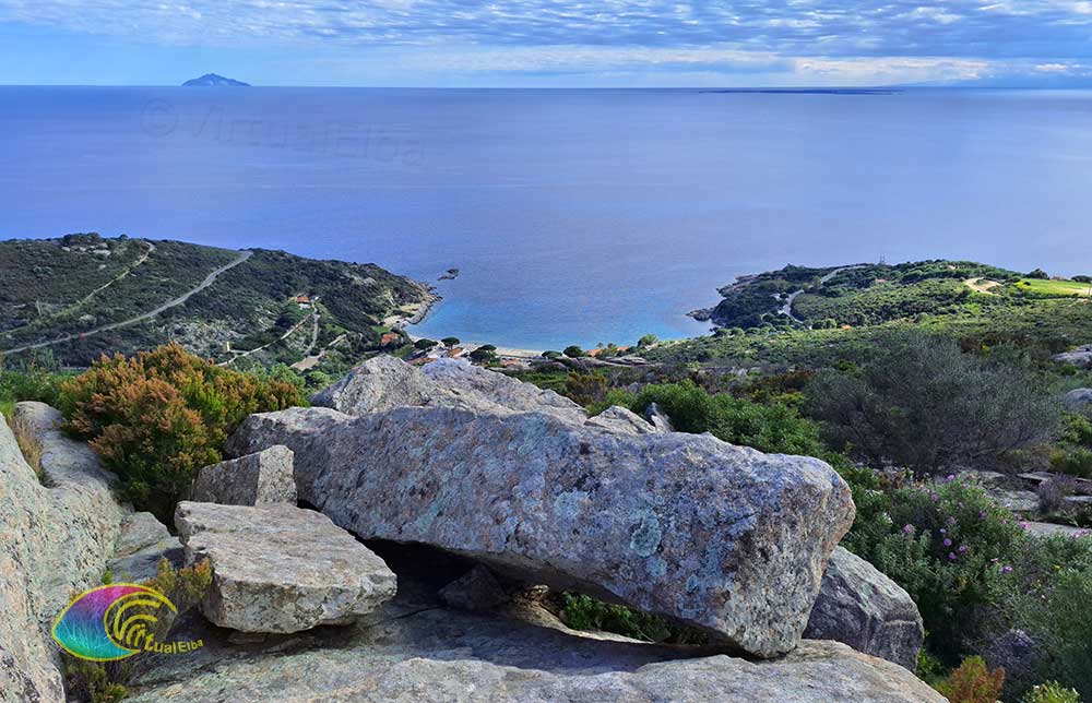 Cantera Grottarelle por encima de Coles de vista de Montecristo y Pianosa
