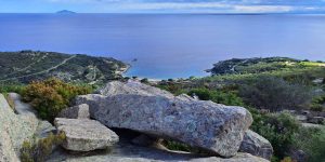 Cava delle Grottarelle sovrastante Cavoli veduta su Montecristo e Pianosa