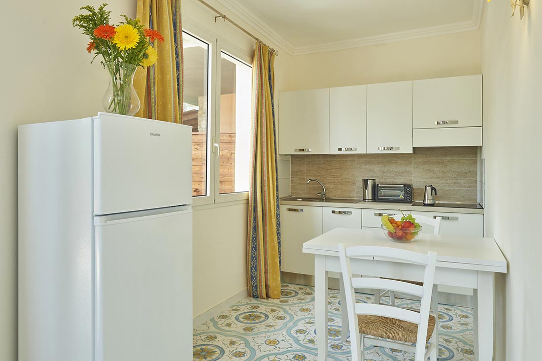 La cucina finemente arredata dell'Appartamento Biodola - Camping Scaglieri Village