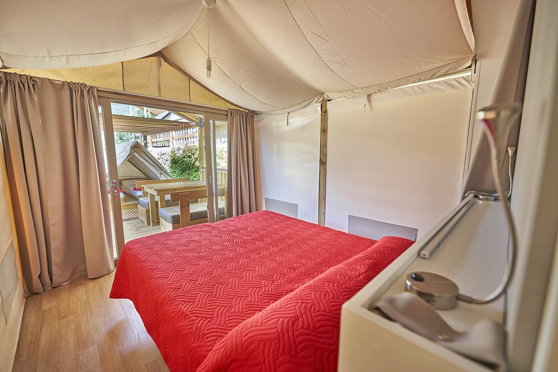 Interni tenda glamping Moorea Plus- Camping Scaglieri Village Biodola
