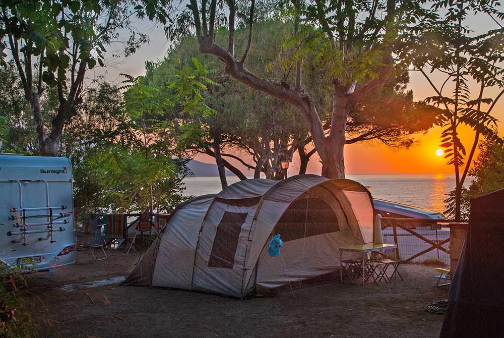 Vista dalla tenda glamping Moorea Babe al tramonto - Camping Scaglieri Village Biodola