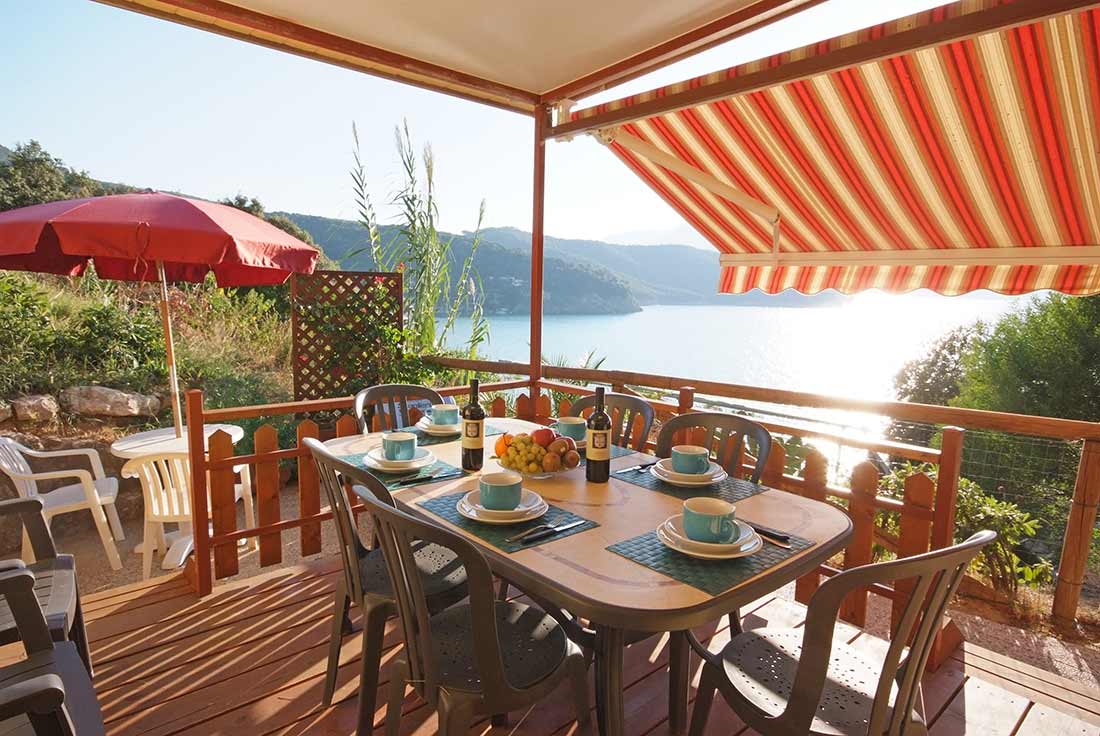 Vista baia della Biodola dalla terrazza dello Chalet De Luxe Elite - Camping Scaglieri Village Biodola