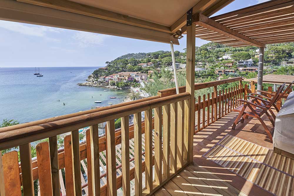 Vista su Scaglieri dalla tenda glamping Moorea Plus - Camping Village Biodola